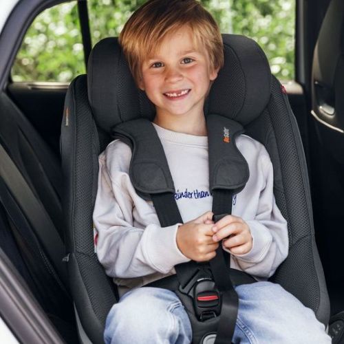 ni&ntilde;o de 6 a&ntilde;os viajando en una silla de coche Besafe a contramarcha